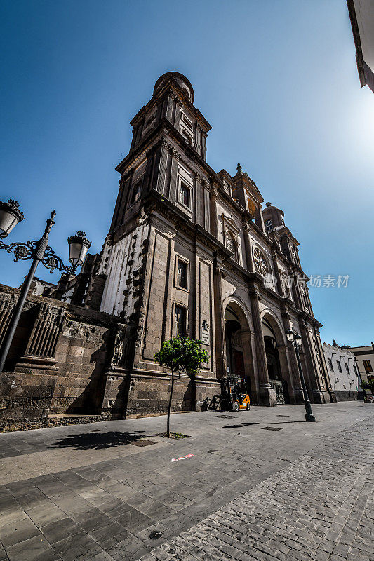 圣安娜大教堂的低角度视图，Calle Obispo Codina, Las Palmas de Gran Canaria，西班牙